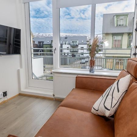 Charming Deluxe Apartment Akureyri Room photo