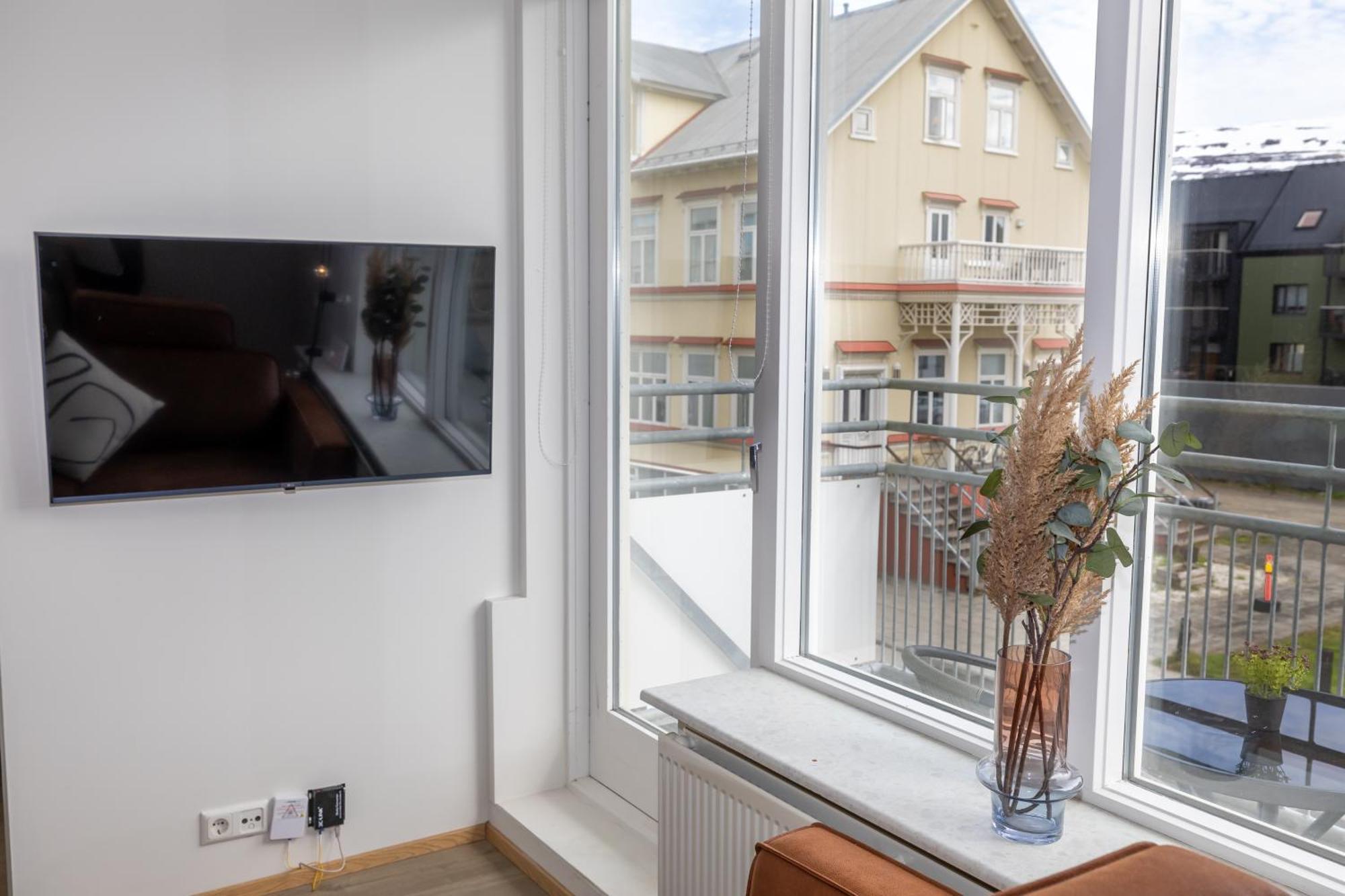 Charming Deluxe Apartment Akureyri Room photo