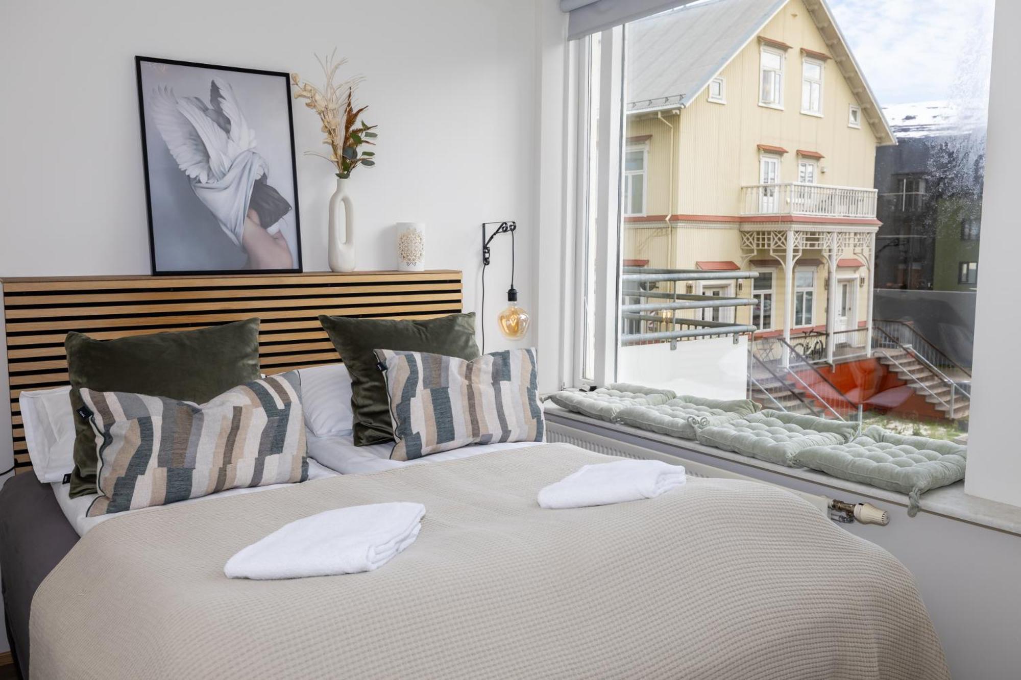 Charming Deluxe Apartment Akureyri Room photo