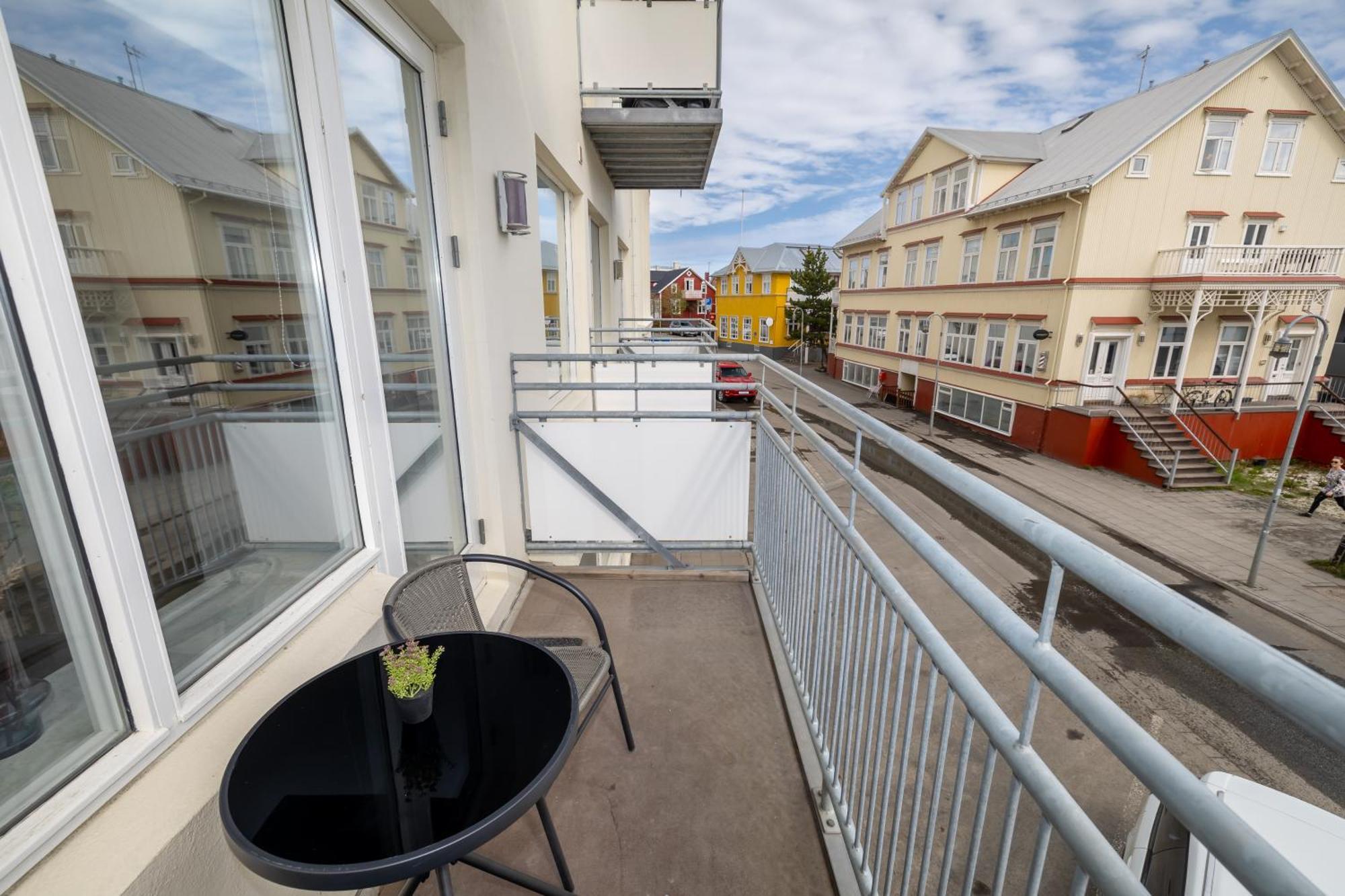 Charming Deluxe Apartment Akureyri Room photo